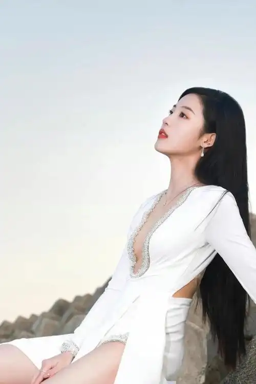 歌手演员孙芮海边写真合集大秀事业线和美腿宛如仙子降临人间