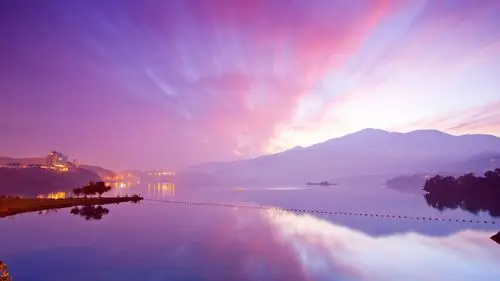 紫色的湖泊-照片高清壁纸