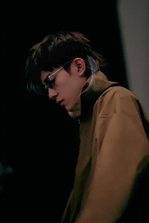 易烊千玺挑染造型