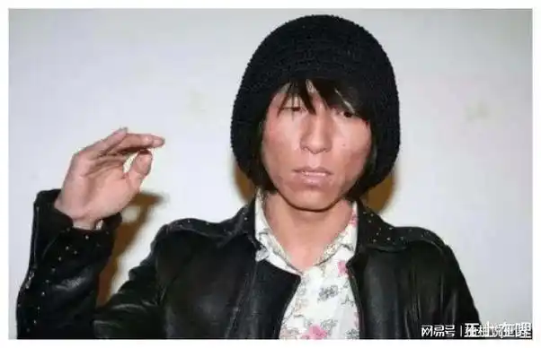 背后则是"瘾君子",这四位明星太会装了吧|成龙|孙兴|吸毒_网易订阅