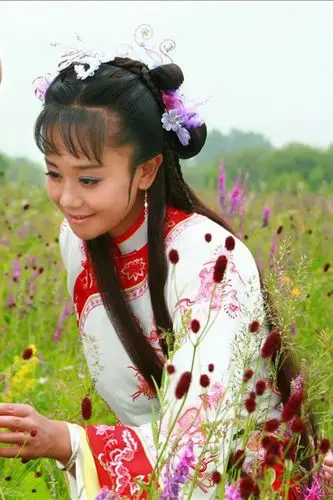 形象清纯,演技出色,眼神略带忧郁的小美女海陆如今也小荷才露尖尖角