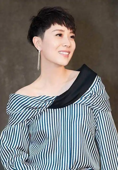 男生也是一样哦,好啦~如果大家喜欢海清的发型,不妨可以收藏一下,我说