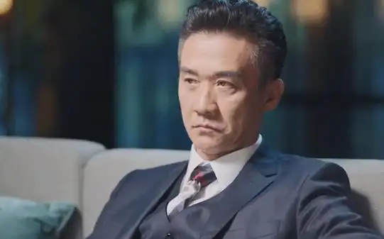 靳东饰演的齐本安是电视剧《突围》中的角色,这部剧由沈严,刘海波联合