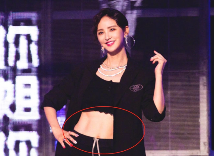 袁弘刚晒妻子腹肌照,张歆艺就来"炫腹",女明星果然是胖着玩玩_腾讯