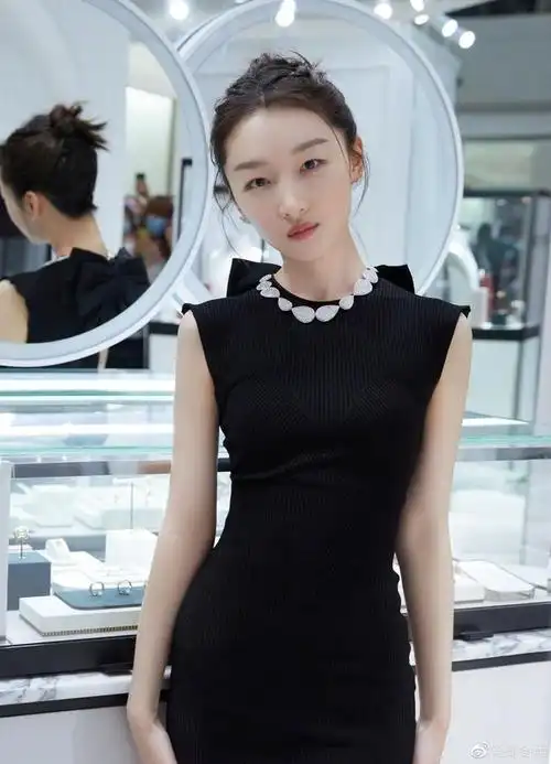 看了周冬雨的穿搭,我发现:版型要h型,穿衣要简洁,清爽又时尚