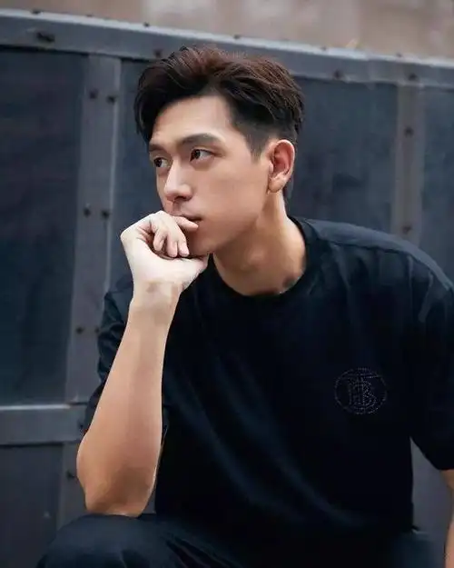 三款热搜的男生清爽露额头发型!让女孩对你刮目相看_手机搜狐网