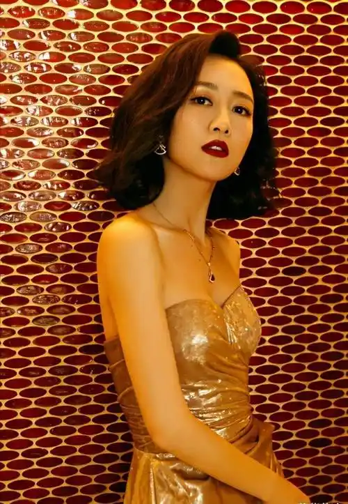 37岁王鸥穿搭真高级完美倒三角身材实力撩人网友这穿搭模仿不来