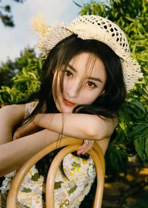 赵丽颖这组照片封神,田园少女可爱又俏皮