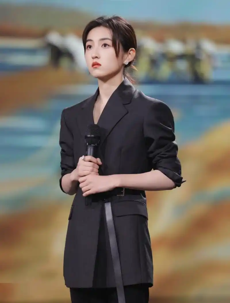 同样演志愿军吃土豆,把易烊千玺和张子枫放在一起看,差别出来了