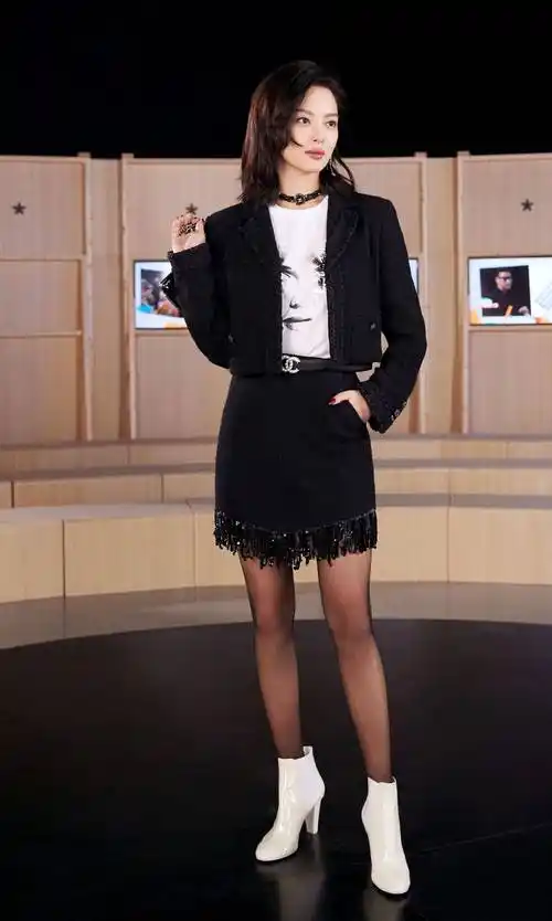 女神辛芷蕾黑丝腿穿细跟短靴性感动人(侵删)