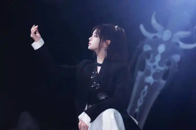 黄霄云这武侠风写真也太飒了!