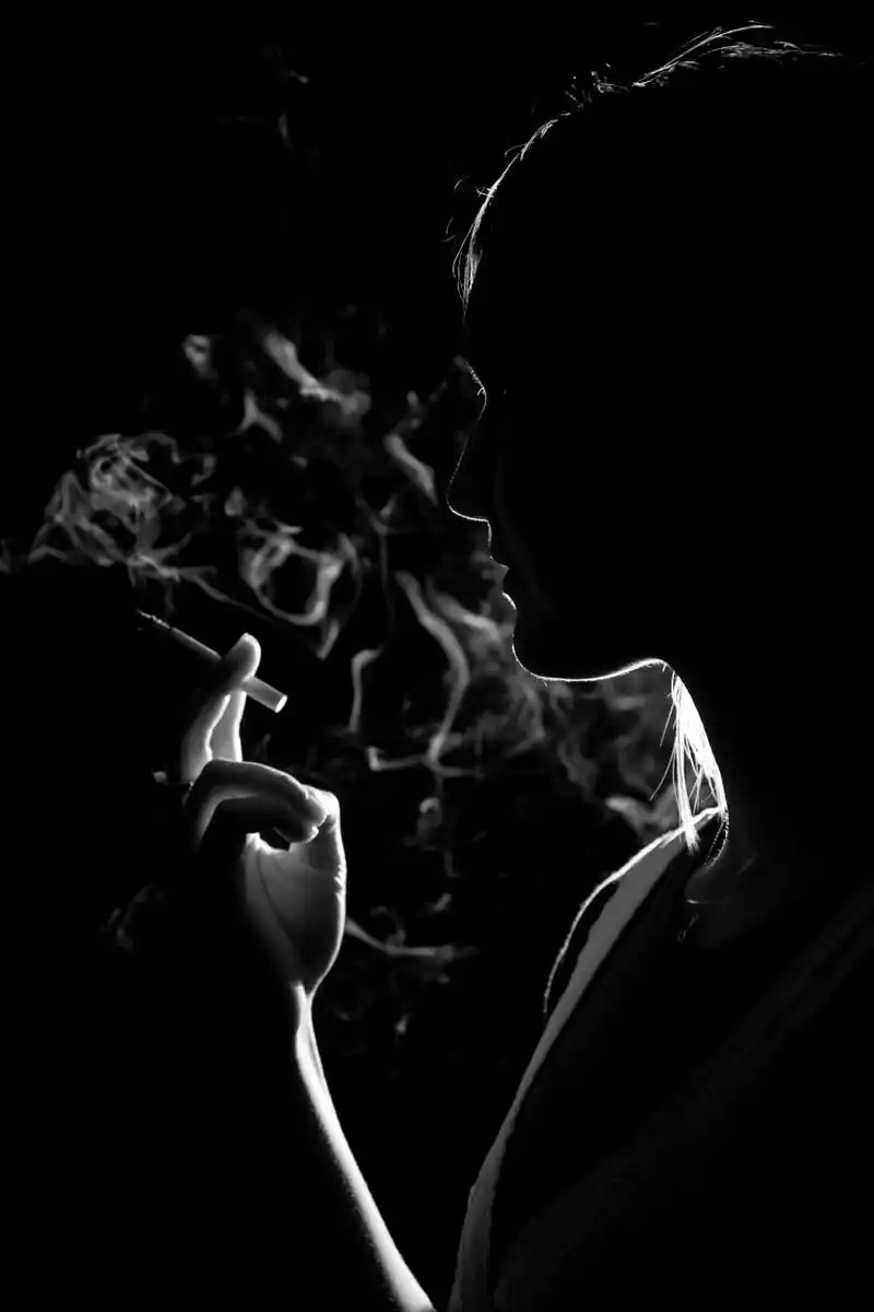 假设一位吸烟者从20岁开始吸烟,每天吸1包烟,每包30元,那么.