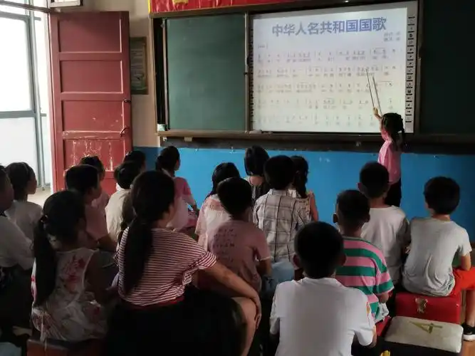 学校利用音乐课,班会课,升旗仪式,组织学生学好唱好国歌,让每一位学生