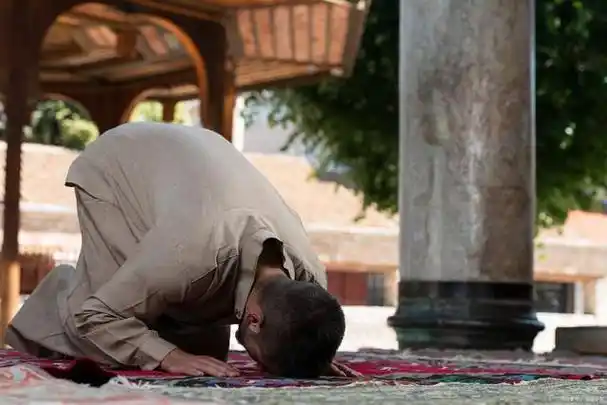 在寺庙中磕头的方法