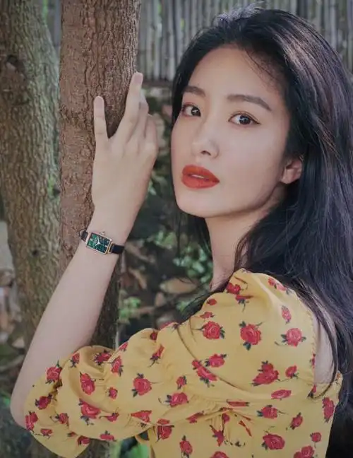 "清纯"杨采钰:抢走刘亦菲干爹,认爱大30岁金主,她在追求什么