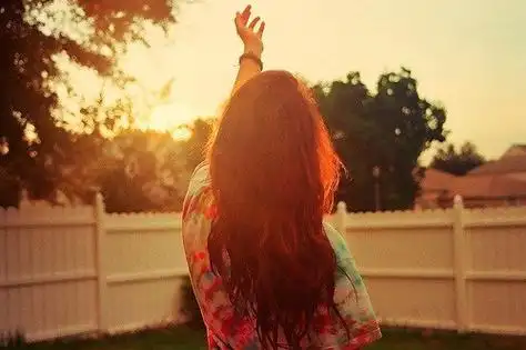 女生意境图片_阳光下的安静女生_唯美图片_精品库