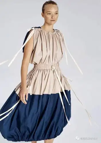 抽绳在裙装的局部上很显俏皮味道,抽绳做出的褶皱让衣服更加丰富.