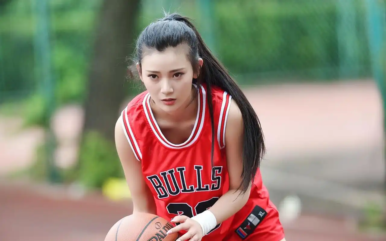 性感篮球美女球场高清桌面壁纸