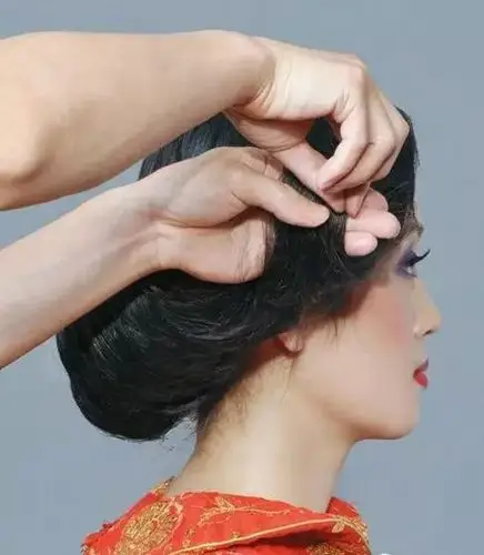 民国风旗袍盘发教程 展现出民国韵味的名媛风格