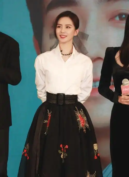 刘诗诗好气质任性穿一身五花肉裙亮相却不显土气还挺好看