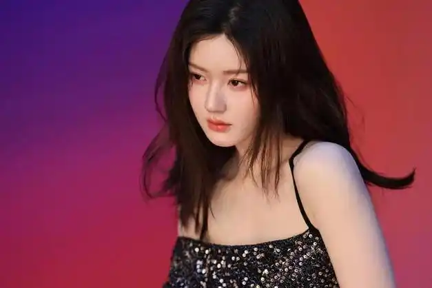 美女演员赵露思今日最新营业照出炉啦甜美又时尚