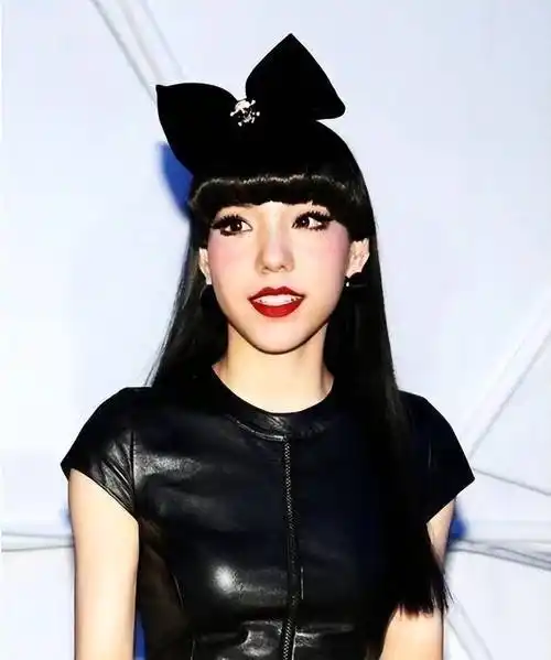 "资本弃子"吴莫愁,一张海报吓哭小孩,消失3年回归却一轮游_哈林_观众