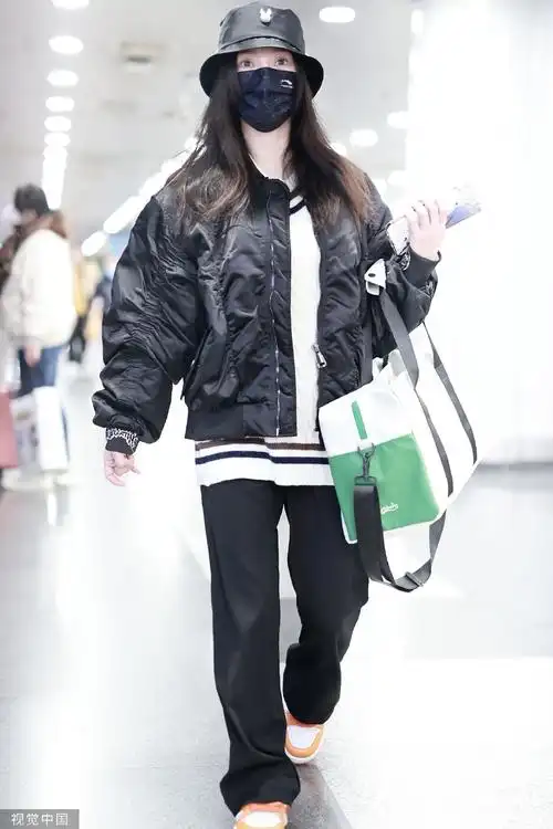 柳岩戴黑色渔夫帽现身机场 穿搭休闲时尚十分低调_影视资讯网明星报道