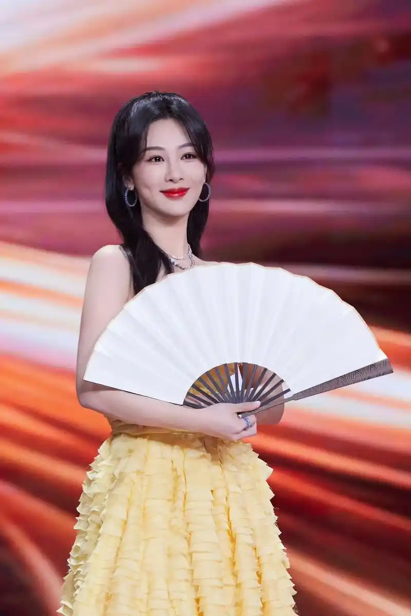 杨紫微博之夜身穿高定黄色抹胸礼服,拿奖拿到手软