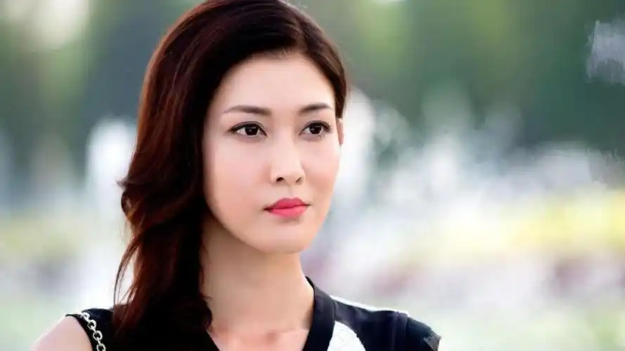 艾莉李彩桦街头玩滑板!