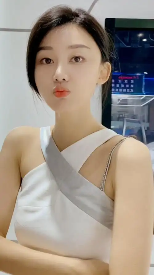 小姐姐嘟嘟嘴真可爱