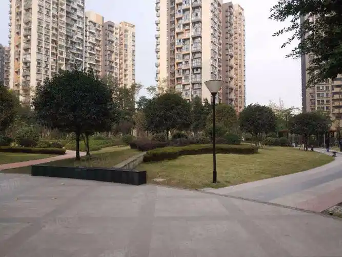 小区:五彩城西区小区地址:文信路518号房租走势41在租房源建筑年代