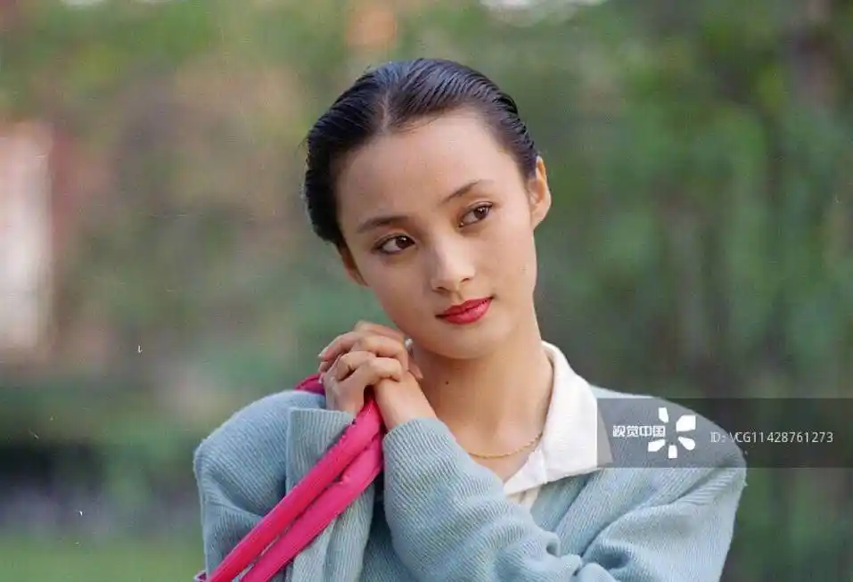 蒋勤勤当年大学期间的一组旧照曝光,真是天生丽质的大美人呀!