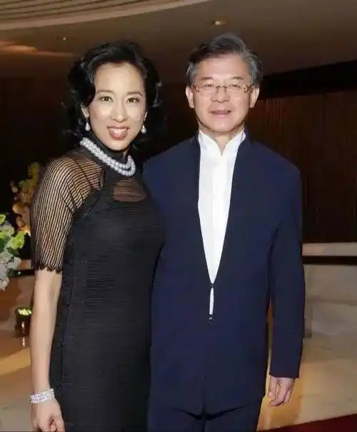 曝朱玲玲没何晶洁尽责,只顾自我恋爱,没心思栽培霍震霆儿子_罗康瑞