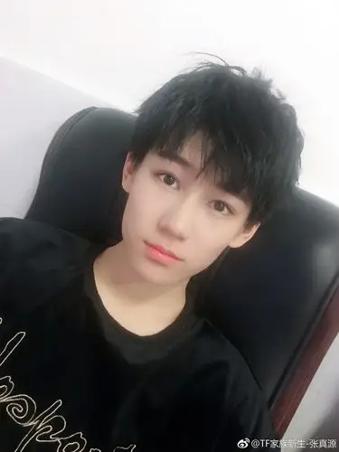 热烈欢迎巴蜀中学两位学霸兼校草 高中部新生代表张真源同学 初中部