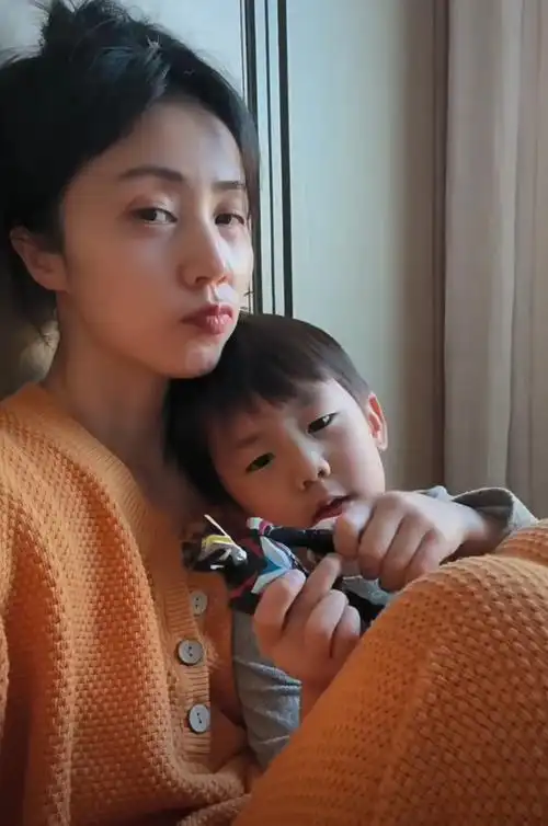 黄磊三胎儿子罕露正脸,孙莉晒儿女日常秀幸福,弟弟长得像多妹_孩子