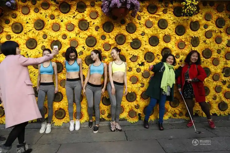 杭州艺校女生花丛中秀a4腰 大秀身材