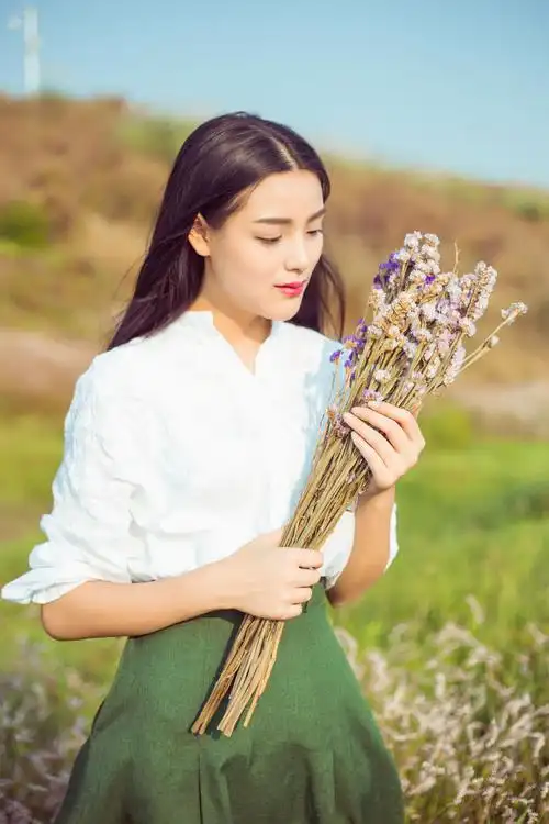 美术文艺女生秋天户外杂拍长发气质美女图片