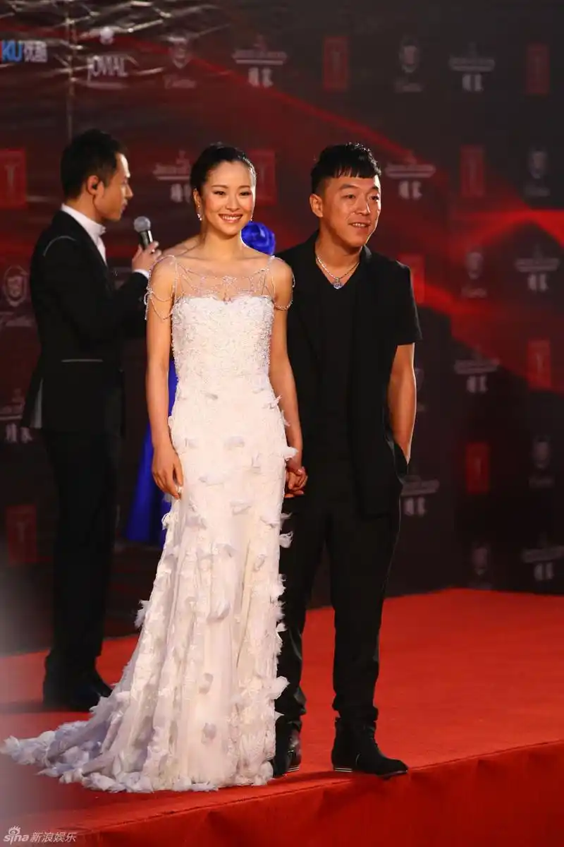 江一燕牵手黄渤亮相