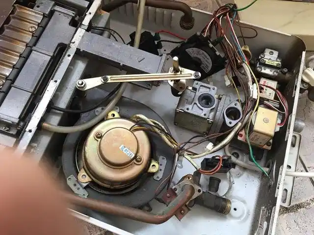 不一样的拆解拆台83年的燃气热水器