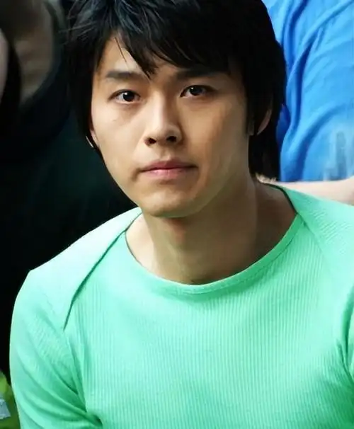 玄彬活动近照曝光,发腮明显骨相突变,男神形象大不同?