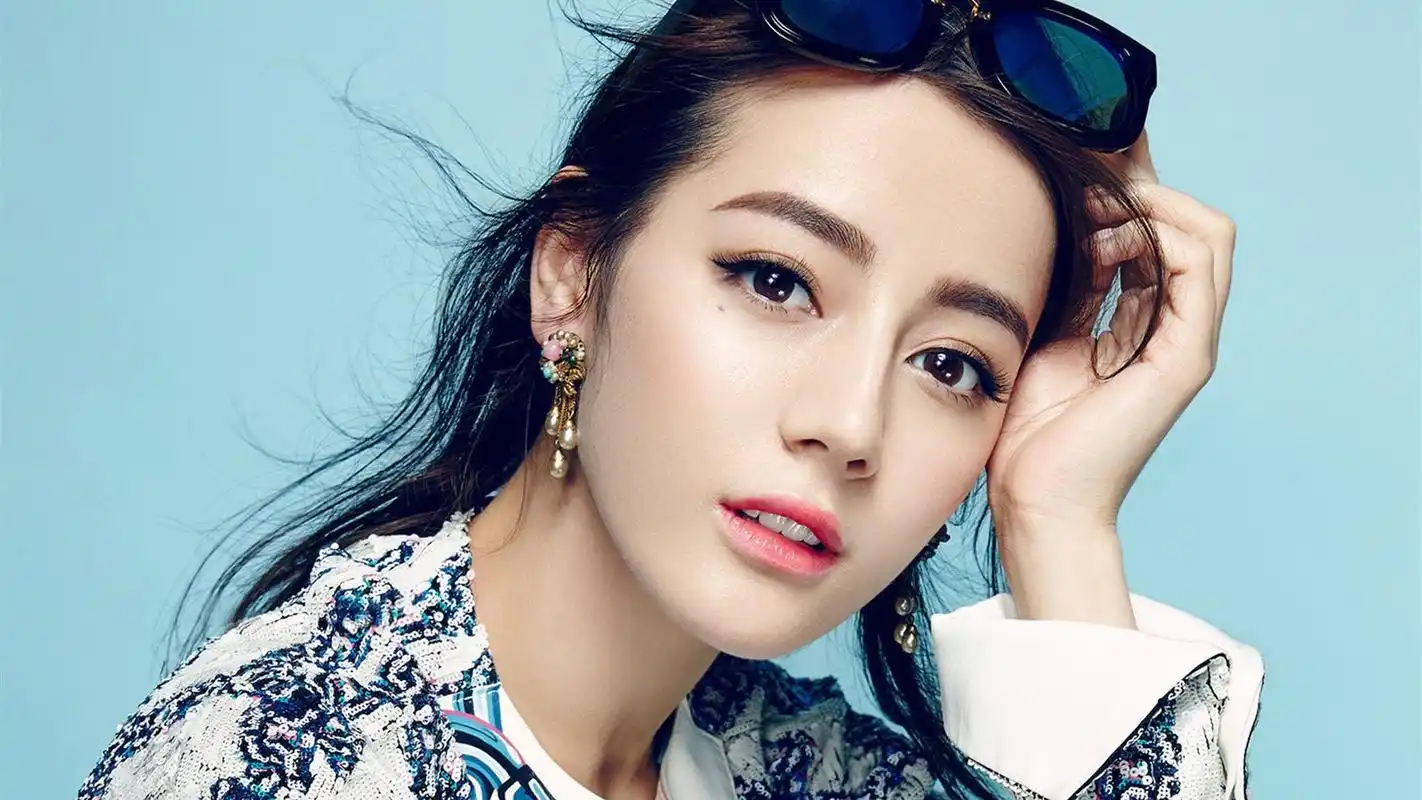 内地明星迪丽热巴明星风尚壁纸12