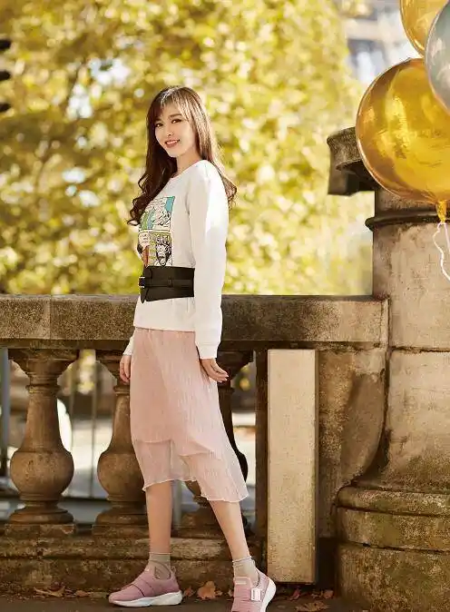 衬衫搭配牛仔裤很好看!唐嫣的衣服真的很华丽,满满的少女风!