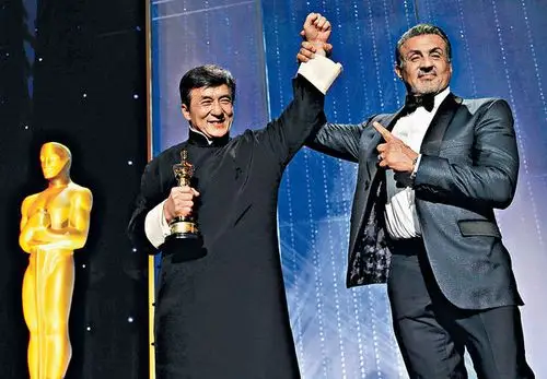 动作巨星史泰龙高举成龙左手,充满皇者风范.