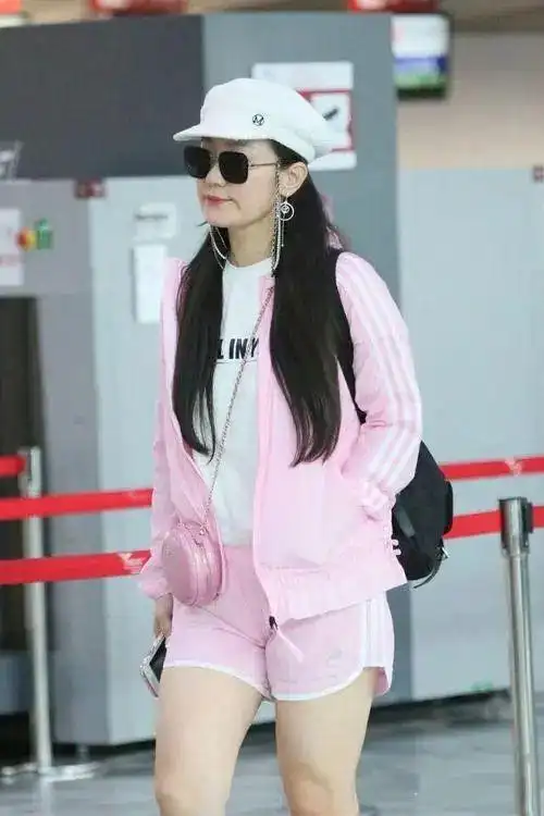 谭晶偶像包袱不小啊吃路边摊都要化妆一点瑕疵不表露出来