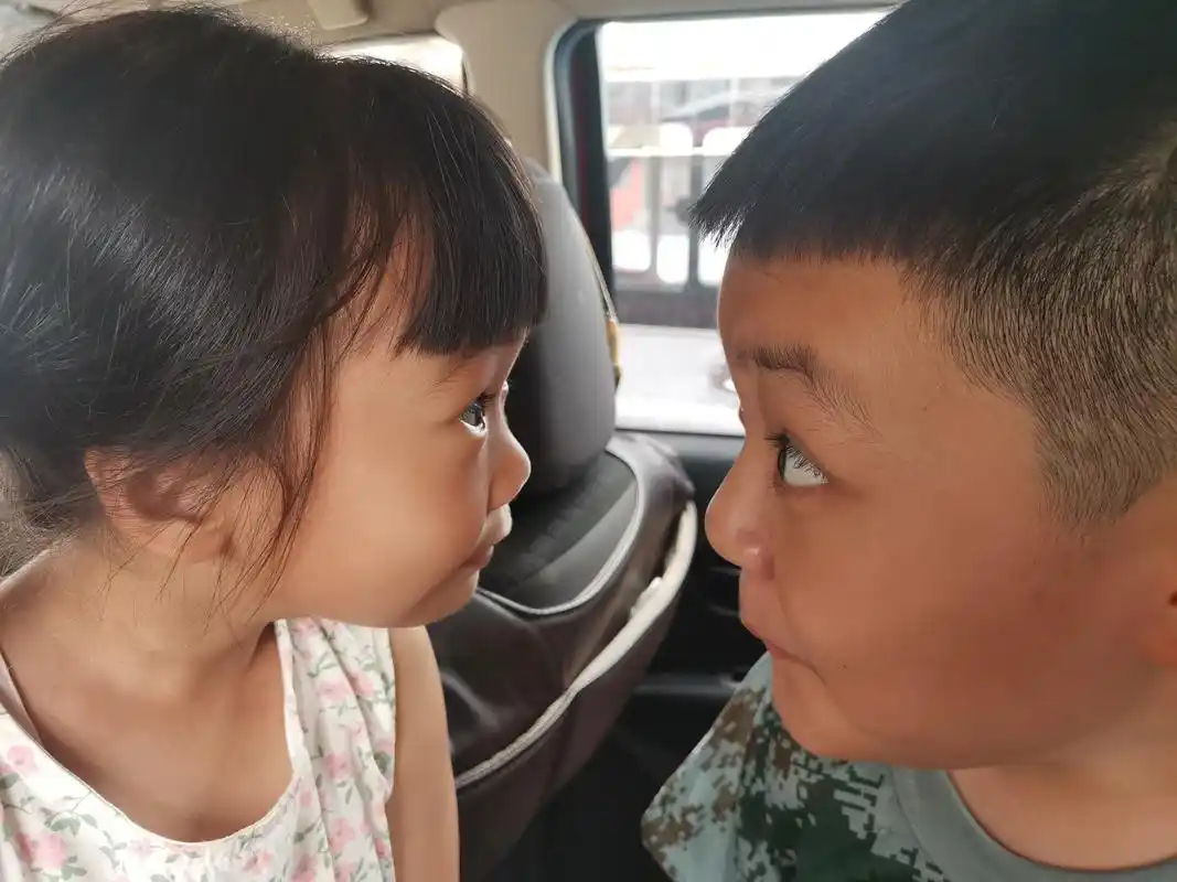 这就是传说中的大眼瞪小眼