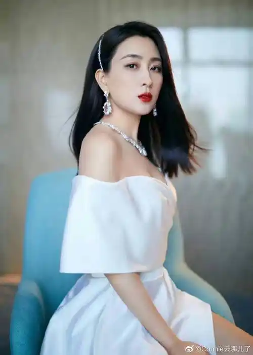 马苏红衣写真超妩媚!红唇黑发曼妙身材太性感美艳_衣裙_魅力_红色