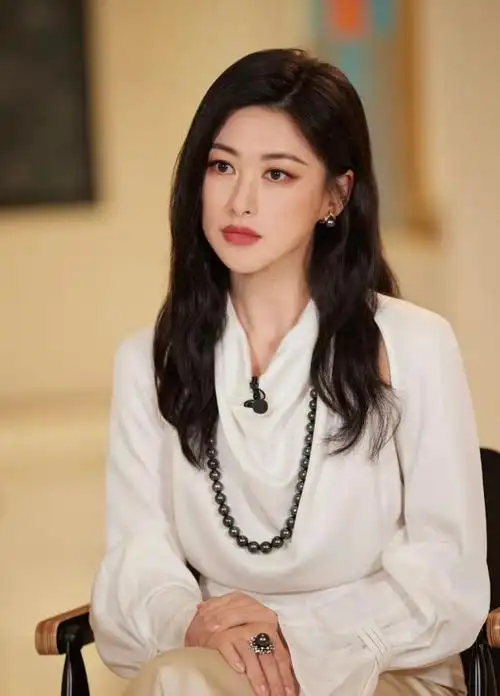 一直以来从来都不喜欢跟行内人士争奇斗艳,曾经被评为"亚洲最美面孔"