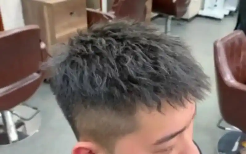 超帅渣男锡纸烫!非常适合夏天的清爽发型!打理方便,修饰鬓角!发型