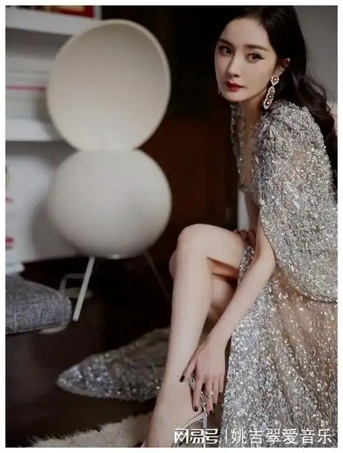 杨颖的脸,迪丽热巴的身材,杨幂的脚,每位都堪称男生减速带?