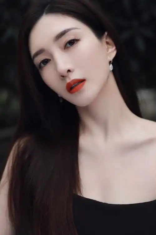 江疏影黑长直造型女人味十足涂红唇性感爆表